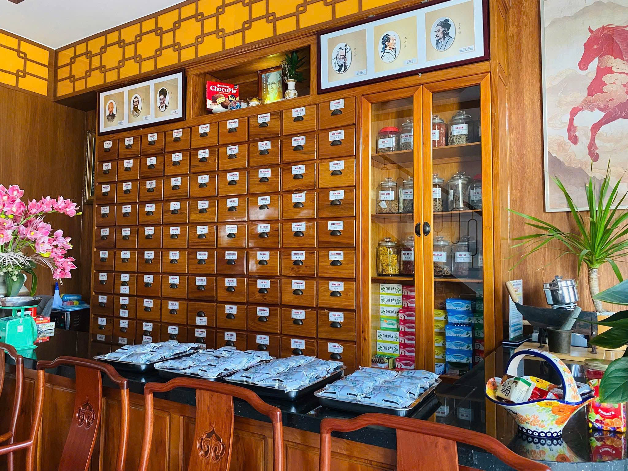 Không gian phòng khám Minh Sanh Đường — tủ thuốc Đông y